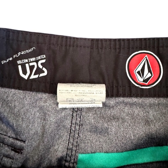 Volcom Board Shorts Boys Swim Trunks Striped Surf Beach Black Size 16R‎ - Picture 3 of 5